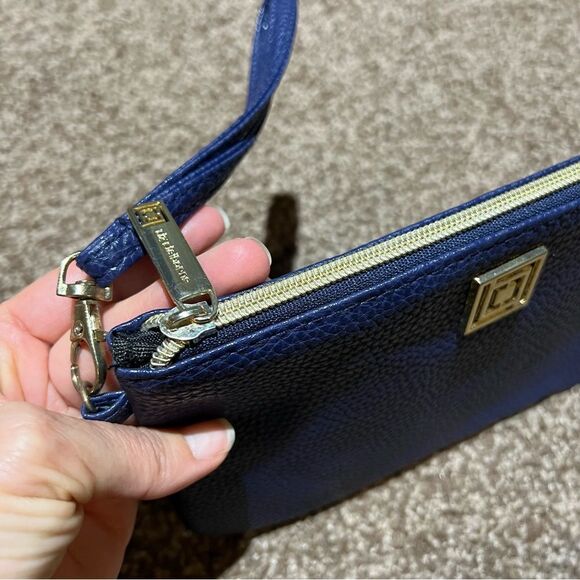 😊3/$30 Liz Claiborne Navy wristlet with phone charger attachment - Picture 8 of 8